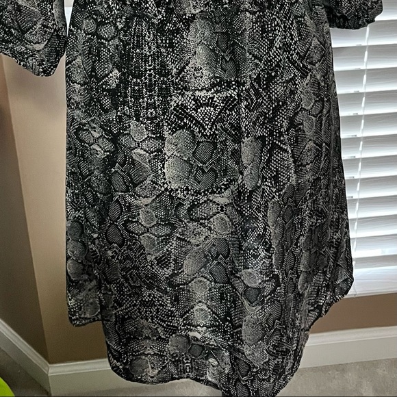 Light weight mock neck snake print dress - Picture 4 of 5
